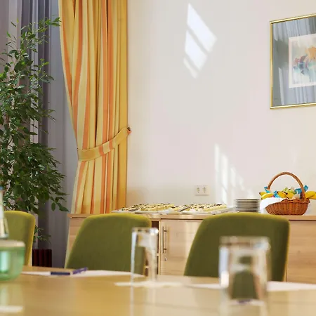 Plaza Charlottenburg 3*